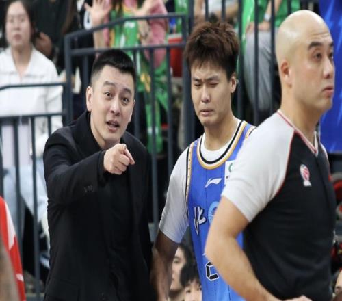 楊鳴被奪權驅逐吃大虧，遼籃狂吃3T+送北京隊制勝6分，恐面臨追罰