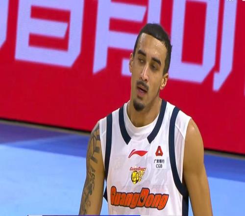 大魚(yú)來(lái)了！NBA級(jí)1米96鋒衛(wèi)被遼粵晉瘋搶?zhuān)旆加暧型炏碌谖逋庠?/>
                                </a>
                            </div>
                            <div   id=