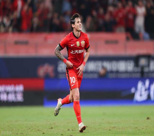 意外！上港球迷曾質(zhì)疑他不如蒯紀(jì)聞，如今德轉(zhuǎn)身價飆升到350萬