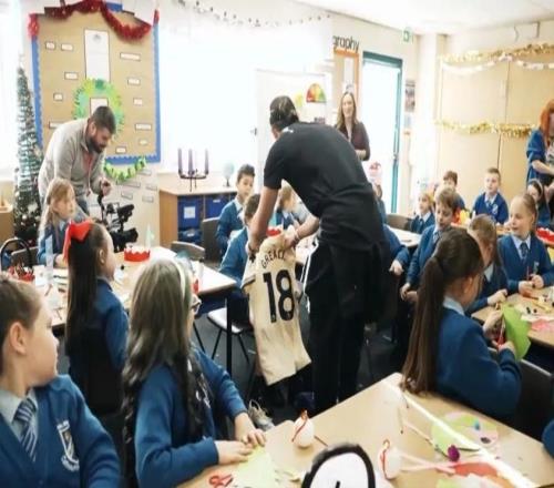 太陽報：格拉利什走進校園，為一位經(jīng)歷坎坷的小球迷送禮物