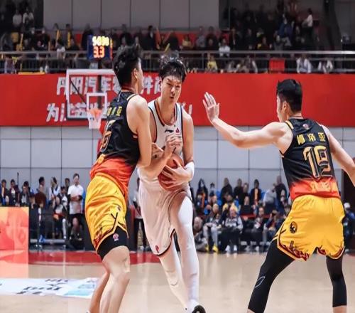 CBA又出一頂級后衛！替補登場狂砍32+4，球迷：他還是新秀啊