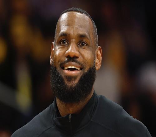 詹姆斯：能打圣誕大戰(zhàn)是榮幸，雖然我想陪家人但也要全力以赴