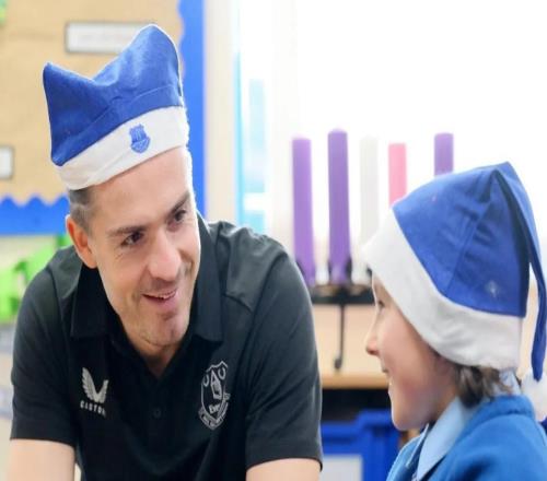 8歲小球迷喪父后母親患白血病，格拉利什邀請他現(xiàn)場觀賽+互動