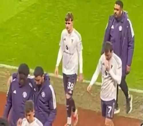 曼塔托首次入選一線隊名單，賽后B費摟著他肩膀一起回更衣室