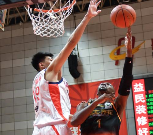 爆砍27+14+4，攻防兩端羞辱NBA首輪秀！球迷：離開(kāi)杜鋒打成周琦了
