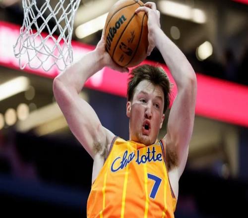 庫(kù)里也慌了黃蜂新星命中100個(gè)三分，成NBA第一人