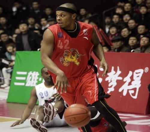 還記得他嗎CBA大外援時(shí)代開(kāi)啟人，場(chǎng)均34+9，50天后卻匆匆離開(kāi)