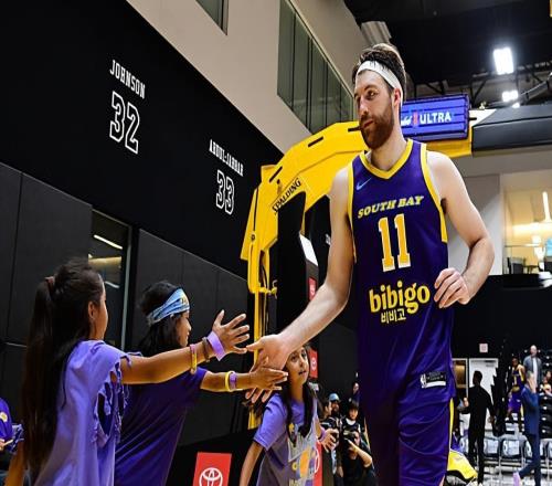 表現(xiàn)逐漸趨于平淡，湖人雙向合同內(nèi)線新星需要提升自己的狀態(tài)