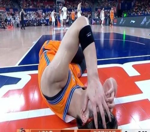 痛擊隊友！張鎮(zhèn)麟飛身上籃時一肘將隊友王哲林擊倒