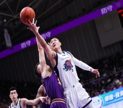 山東男籃缺少絕對核心，小外援難以仰仗，高詩巖拼勁十足能力欠缺