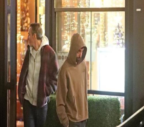 記者：曼聯(lián)擔(dān)心B費(fèi)缺戰(zhàn)曼市德比，他昨晚外出一瘸一拐地走路