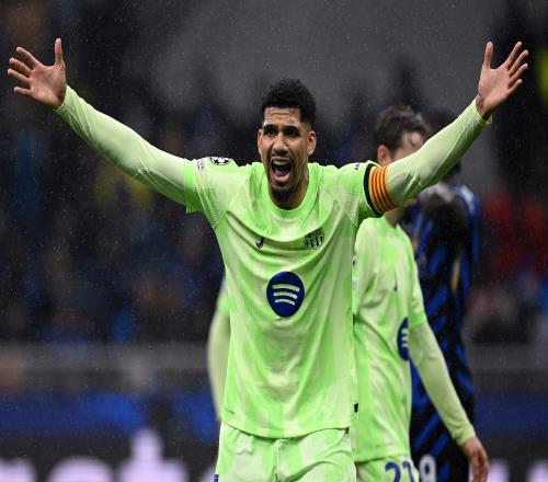 世體報道阿勞霍將在12月29日回歸，巴薩將根據(jù)他的狀態(tài)來決定冬窗是否引進中衛(wèi)_西甲直播