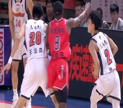 雙殺！CBA爭冠熱門又贏了，誕生第2支五連勝球隊，徐杰20分真穩(wěn)