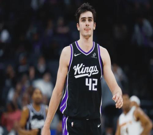 國(guó)王次輪秀中鋒雷諾表現(xiàn)引熱議，楊瀚森和他的差距有多大