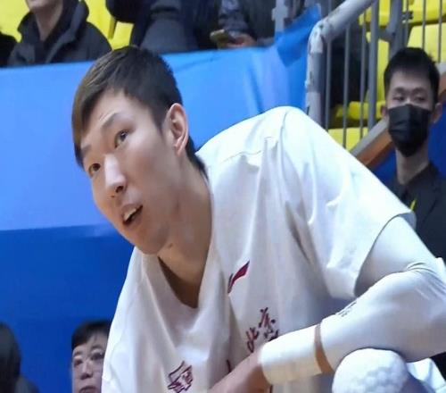 爭(zhēng)議！曝周琦腰反應(yīng)大恐無緣客戰(zhàn)新疆重返CBA后從未打過新疆客場(chǎng)