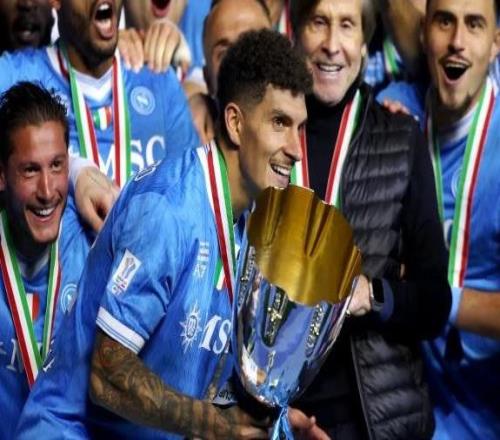 用冠軍致敬迭戈時代，”超級“那不勒斯捧杯