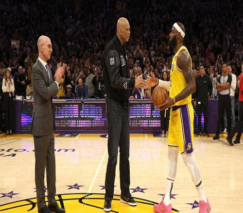 詹姆斯親述登頂歷史得分王的那一刻：賈巴爾遞球瞬間像夢(mèng)一樣