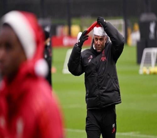 傳統環節，利物浦全隊戴圣誕帽在訓練場拍大合照