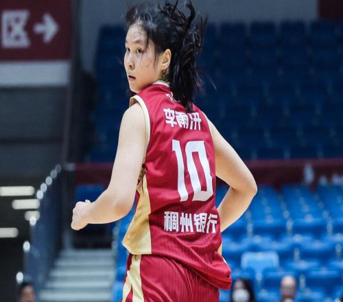 轟26+10！中國女籃19歲1米82前鋒崛起：宮魯鳴用她當李夢替身