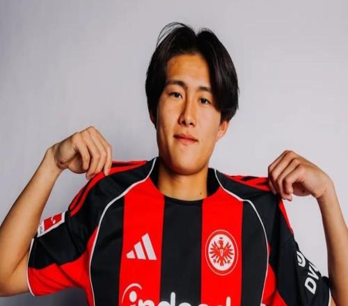 德甲勁旅火速簽下兩名新星18歲日本中鋒+19歲新人邊后衛支援