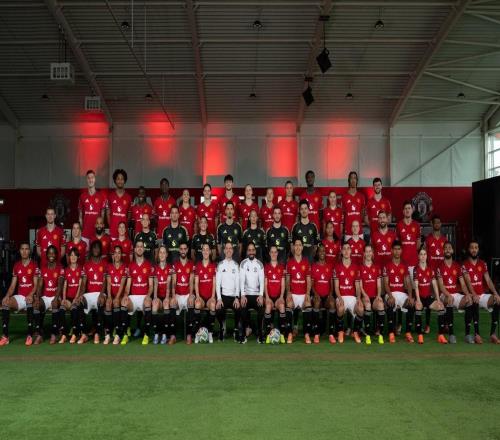 曼聯(lián)發(fā)布年終大合影，眼尖球迷發(fā)現(xiàn)謝什科像是被P上去的