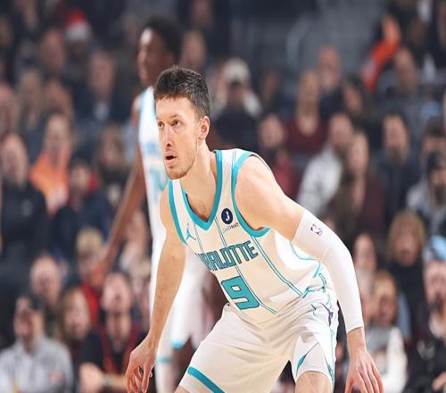 內(nèi)線人手嚴(yán)重不足，黃蜂不得不裁掉了前凱爾特人鋒線新星