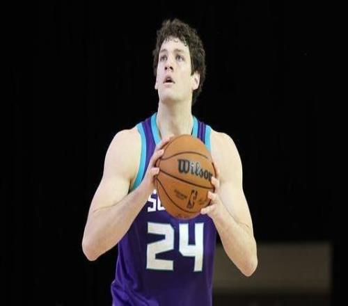 曝黃蜂將與PJ霍爾簽下一份雙向合同