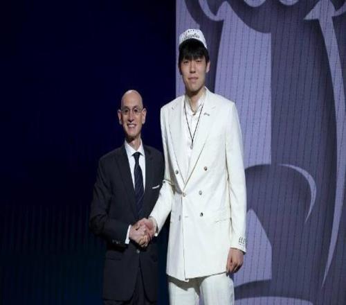 NBA球員楊瀚森：越洋逐夢，以籃球?yàn)闃蛲鼐S2025