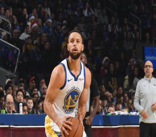 圣誕大戰(zhàn)仍手感一般，庫里18中6得23分3板4助，三分10中2