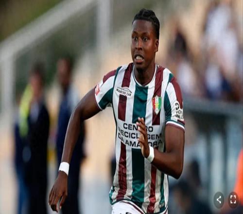 穆里尼奧與加拉塔薩雷在左路掐架，先隔空對戰搶人，再做轉會生意