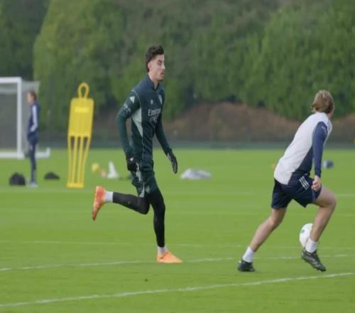 圣誕禮物，此前因膝蓋傷勢缺陣近四個月的哈弗茨恢復集體訓練