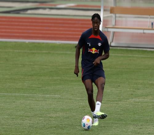 圖片報(bào)指出，與羅馬諾的報(bào)道不同，萊比錫后衛(wèi)比施亞布將在冬季轉(zhuǎn)會(huì)期間留隊(duì)_德甲直播