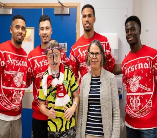 圣誕前夕送溫暖，薩卡、馬丁內(nèi)利等阿森納球員探望生病的孩子