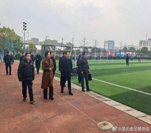 湖北省體育局副局長余平輝帶隊調研孝感市足球工作_中超直播