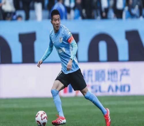 80后中超老將盤(pán)點(diǎn)！把青春獻(xiàn)給大連足球，綠茵場(chǎng)的堅(jiān)守者呂鵬！