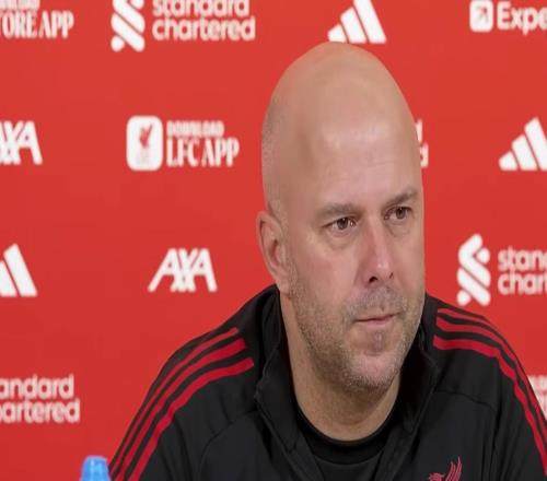 斯洛特：?；倏瞬皇俏椅ㄒ坏?號，基耶薩也能踢這個位置