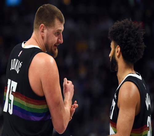 統(tǒng)治圣誕大戰(zhàn)！狂轟91分18板25助，歷史第一組合誕生，誰頂?shù)米“?/>
                                </a>
                            </div>
                            <div   id=