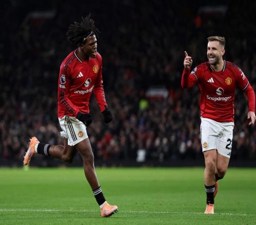 10！飛翼凌空斬鐵樹開花，曼聯(lián)擊退英超土豪，追平切爾西利物浦