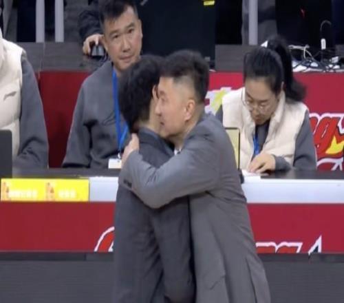 杜鋒：職業(yè)球員和教練都背負(fù)著巨大壓力，希望大家能多點(diǎn)包容