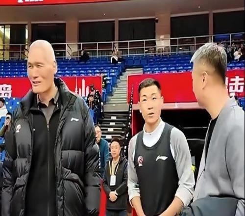 關注度拉滿！郭士強現身CBA齊魯德比賽前與高詩巖熱聊引關注