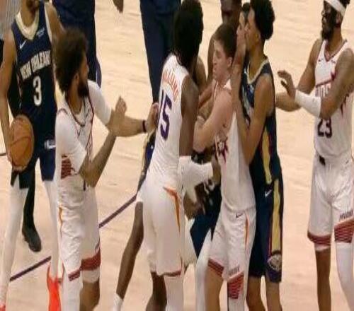 哎喲，今天NBA賽場有人打架啊，砸腦袋那種....