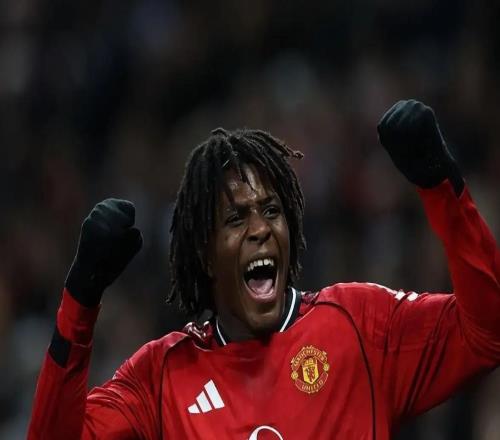 10！飛翼凌空斬鐵樹(shù)開(kāi)花，曼聯(lián)擊退英超土豪，追平切爾西利物浦