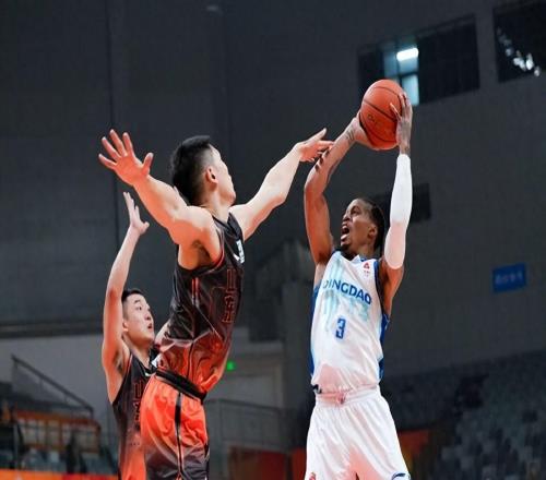 CBA齊魯?shù)卤惹罢埃荷綎|客場(chǎng)遇克星，三連敗危機(jī)籠罩邱彪