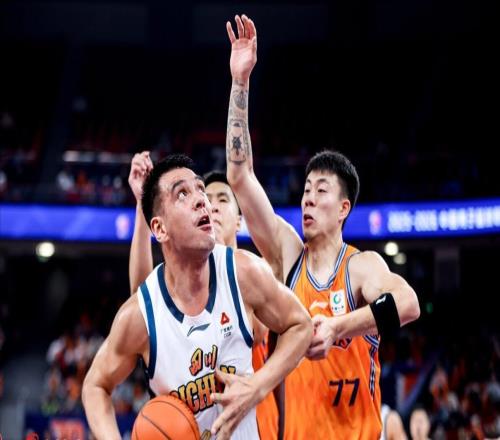 場(chǎng)均2分！男籃國(guó)手轉(zhuǎn)會(huì)失敗，4場(chǎng)比賽被棄用，待遇不如張鎮(zhèn)麟