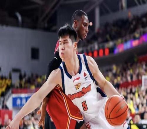 腳踹徐杰，撂倒陳家政，球迷怒噴嚴(yán)懲CBA惡漢，杜鋒被裁判制裁