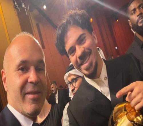 維蒂尼亞曬自己和伊涅斯塔合影：終極榜樣，我太幸運(yùn)了