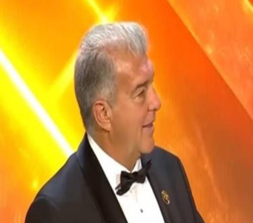 弗里克當(dāng)選環(huán)足獎(jiǎng)2025年西甲最佳教練獎(jiǎng)，獎(jiǎng)杯由拉波爾塔代領(lǐng)