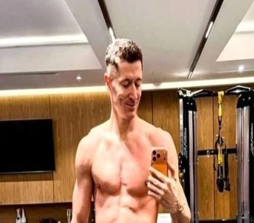 37歲的萊萬(wàn)多夫斯基在社交媒體上分享了一組最新健身房照片