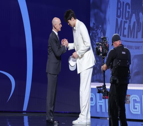 人民日報(bào)評選2025國際十大神韻體育新聞楊瀚森邁入NBA登貝萊榮獲金球獎_NBA直播