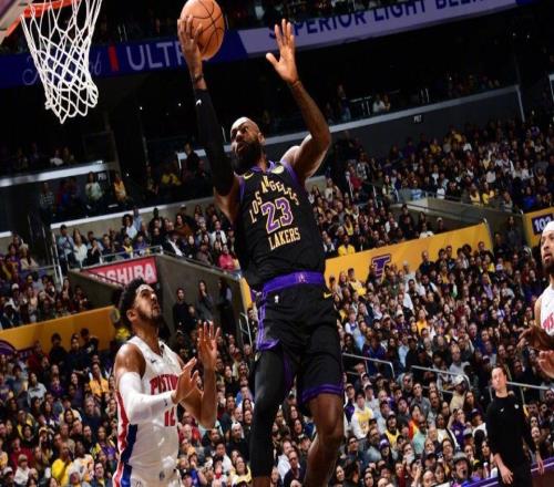 106128！詹姆斯41歲生日夜17分，湖人主場22分慘敗活塞